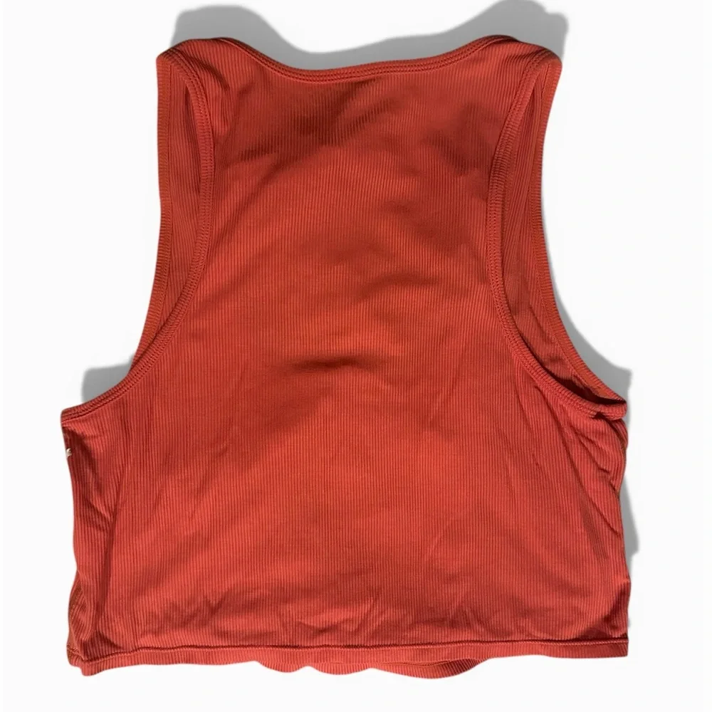 Vuori Cove Crop Tank - Picture 3 of 4